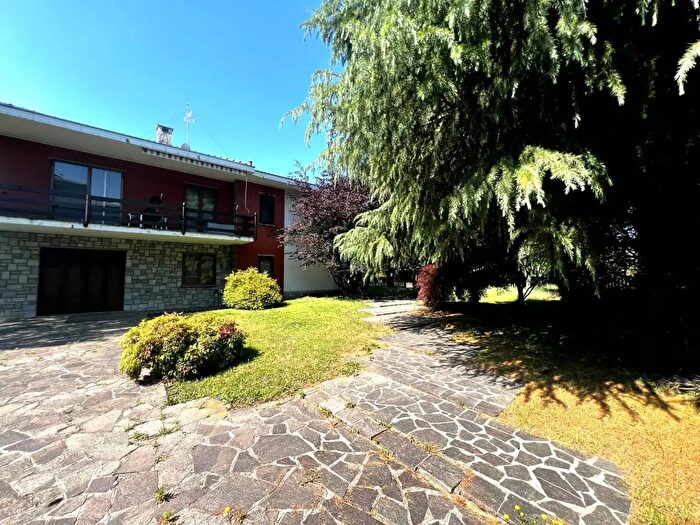 Casa con 10 locali in vendita in Via Lombardia, Bernareggio