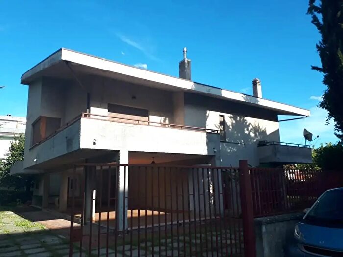 Casa con 16 locali in vendita in Viale Cristoforo Colombo, Teramo