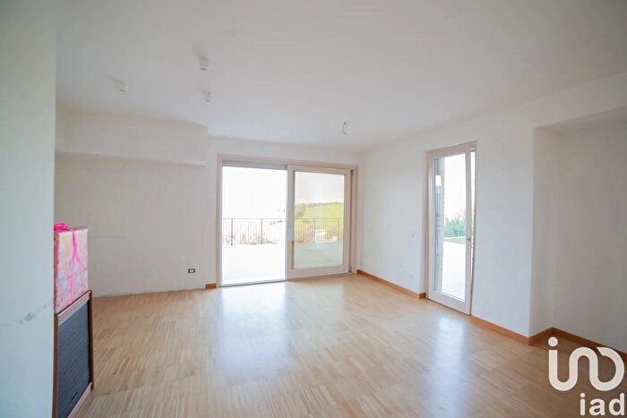 Appartamento con 12 locali in vendita in Via Barcaglione, Falconara Marittima