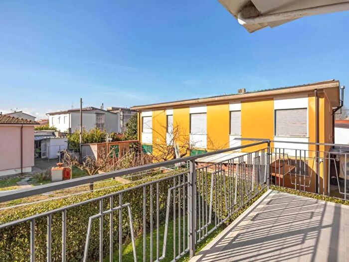 Casa con 6 locali in vendita in Cascina