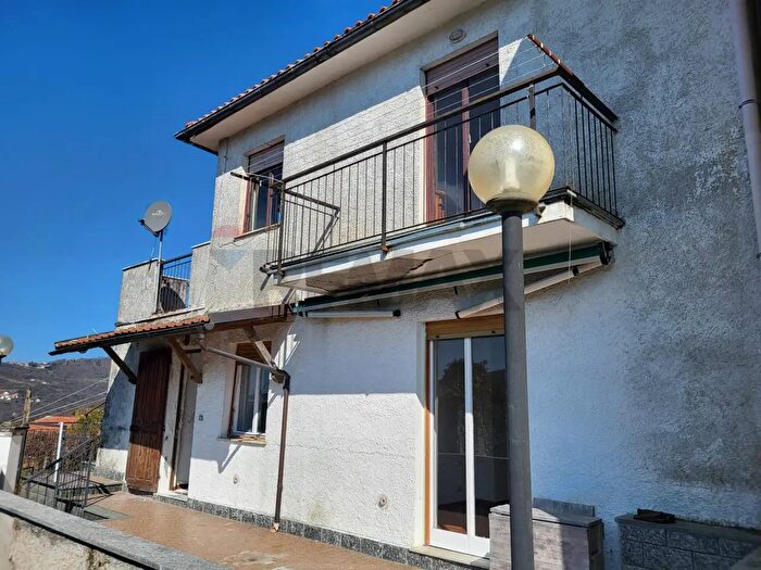 Casa con 8 locali in vendita in Via G B Cevasco, Bargagli