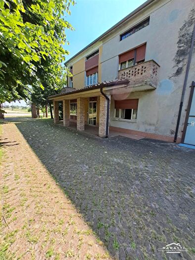 Casa con 10 locali in vendita in San Giovanni Del Dosso