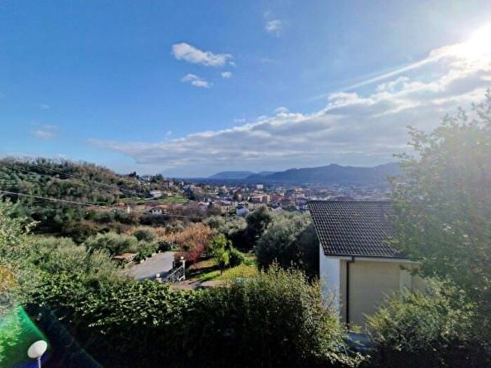 Casa con 6 locali in vendita in Via Giustiniana, Bolano