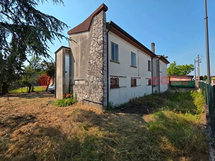 Casa con 5 locali in vendita in Via Traversa Capitello, Concamarise