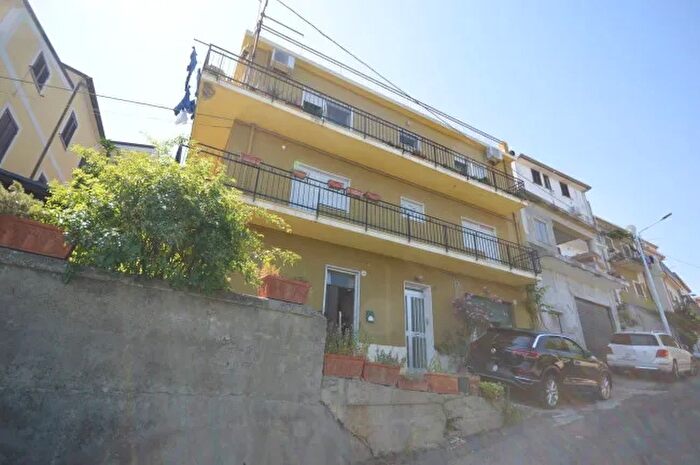 Casa con 8 locali in vendita in Calopezzati Via Santa Maria Grazia, Crosia