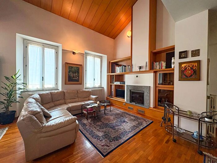 Appartamento con 8 locali in affitto in Via Alberto De Simoni, Sondrio