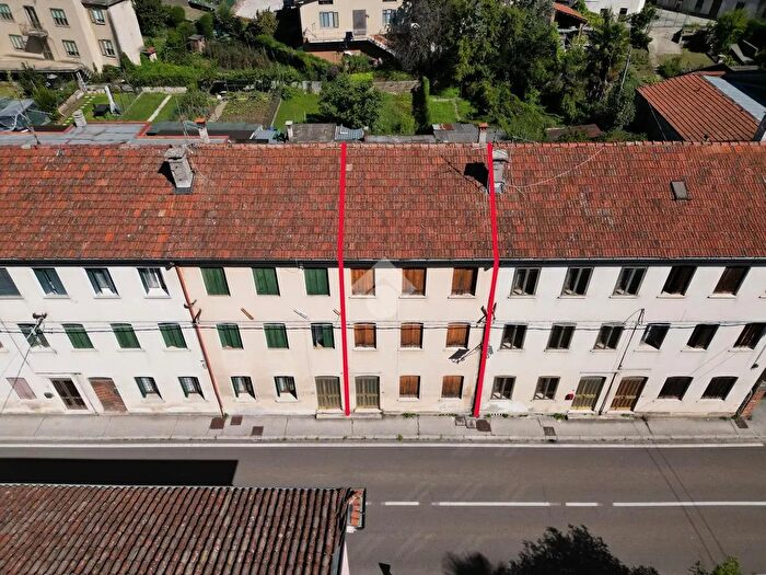 Casa quadrilocale in vendita in Via Roma, Torrebelvicino