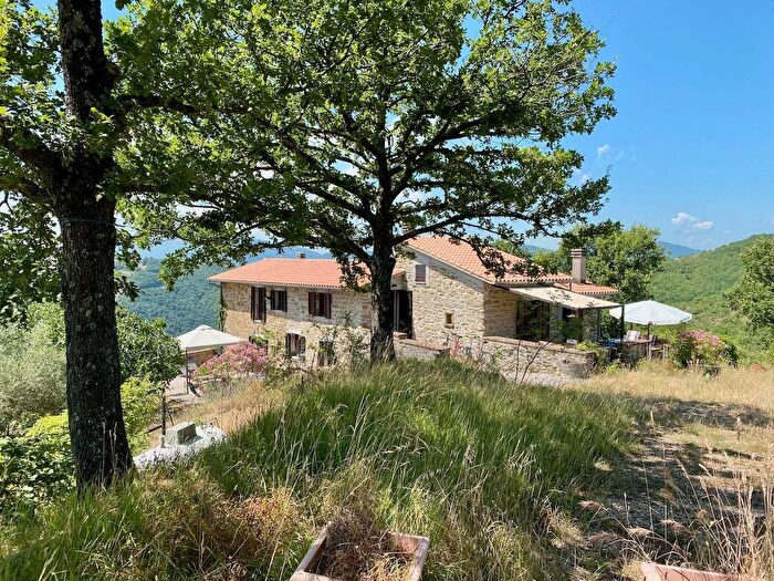 Casa con 8 locali in vendita in Gubbio
