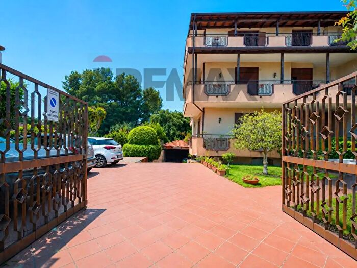 Appartamento con 7 locali in vendita in Via Treviso, Mascalucia