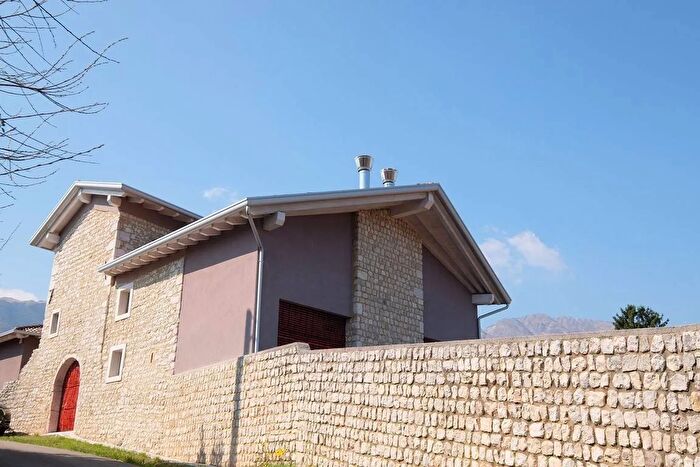 Casa con 7 locali in vendita in Aviano