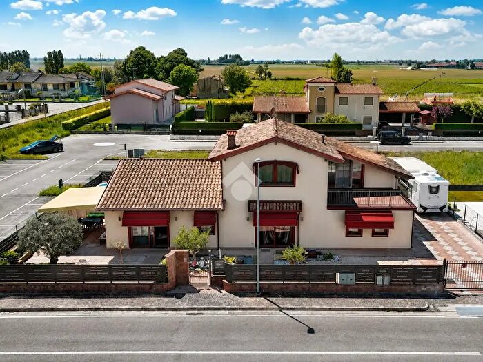 Casa con 6 locali in vendita in Via del Carabiniere, Oppeano
