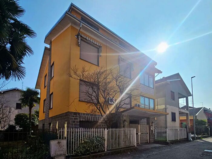 Casa con 11 locali in vendita in Via Croci, Novara