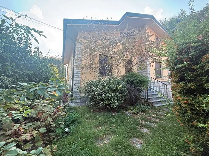 Casa con 5 locali in vendita in Via Parini Snc, Canzo