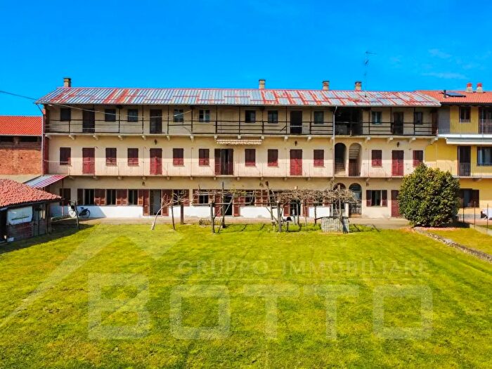 Casa con 6 locali in vendita in Via Cavour, Bellinzago Novarese