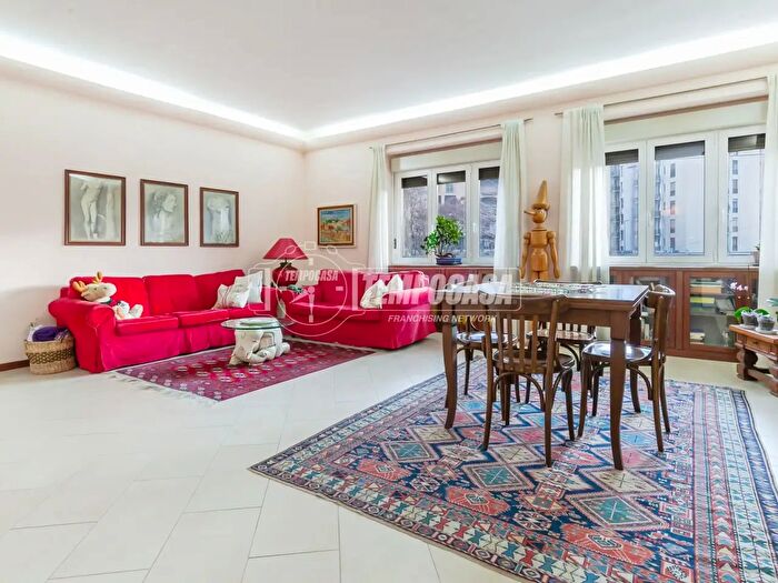 Appartamento trilocale in vendita in Piazza De Angeli, Milano