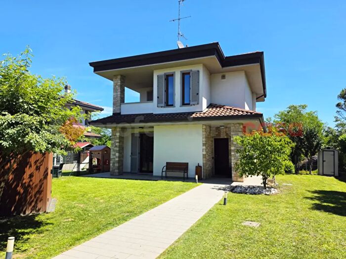 Casa quadrilocale in vendita in Via Luigi Verga, Cadorago