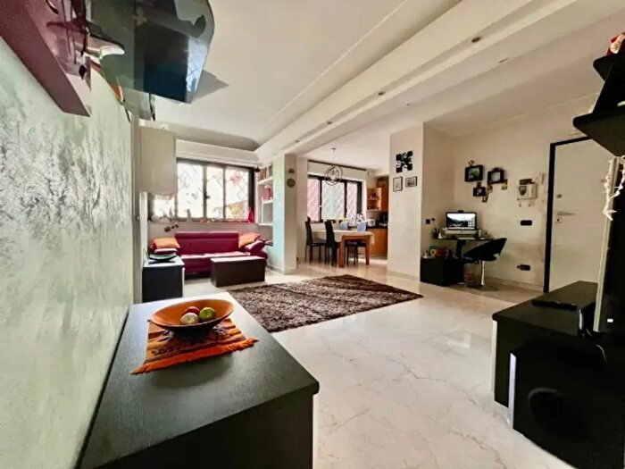 Appartamento trilocale in vendita in Viale Londra, Roma
