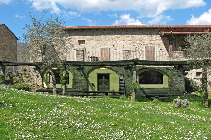 Casa con 16 locali in vendita in Pontremoli