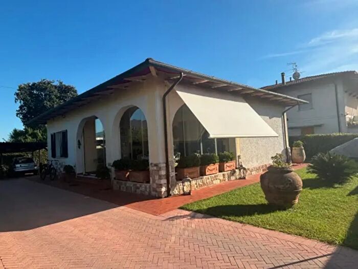 Casa trilocale in vendita in Via Fenice, Massa