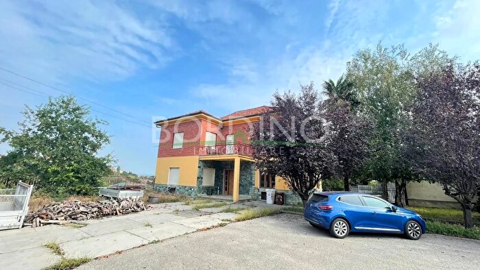 Casa con 7 locali in vendita in Via Umberto I Snc, Priocca