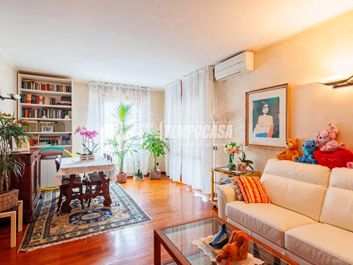 Appartamento trilocale in vendita in Via Pomponio Torelli, Parma