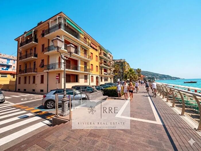 Appartamento quadrilocale in vendita in Via Roma, Alassio