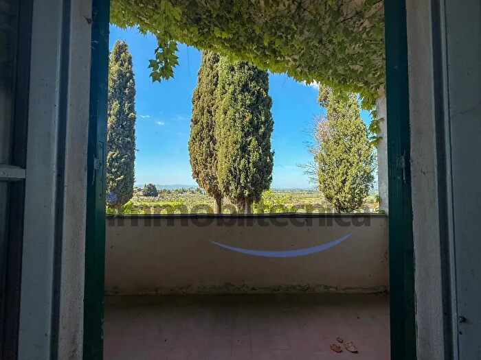 Casa con 9 locali in vendita in Tregozzano, Arezzo