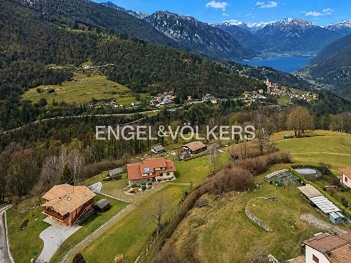 Casa con 6 locali in vendita in Centro Valle Intelvi