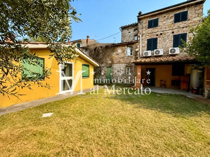 Casa con 6 locali in vendita in Lucca
