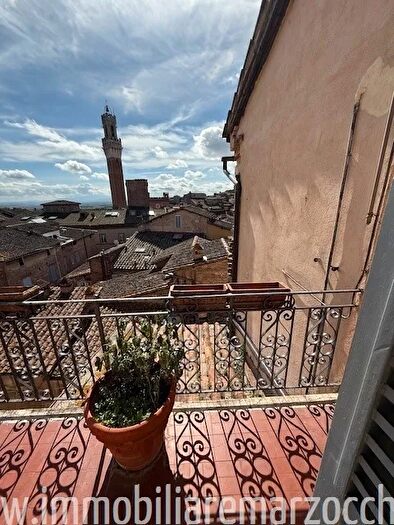 Appartamento con 8 locali in vendita in Via Banchi di Sopra, Siena