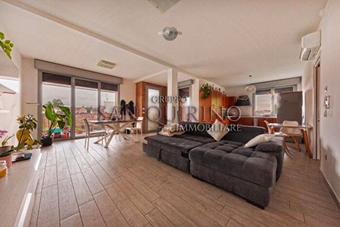 Casa con 6 locali in vendita in Via Valli, Mirandola