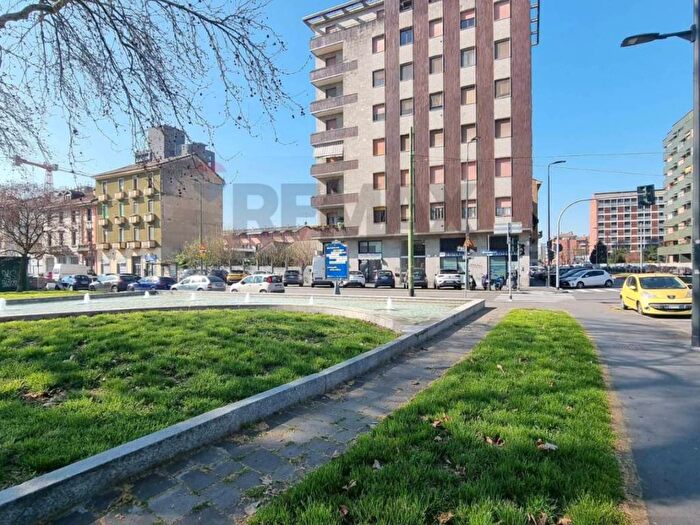Appartamento bilocale in affitto in Piazza Tirana, Giambellino, Milano