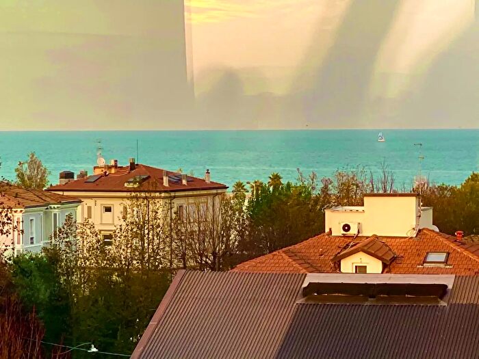 Appartamento con 6 locali in affitto in Viale Flavio Gioia, Rimini