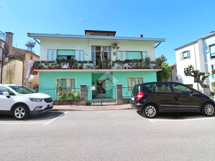 Appartamento trilocale in vendita in Via Regina Cornaro, Caorle