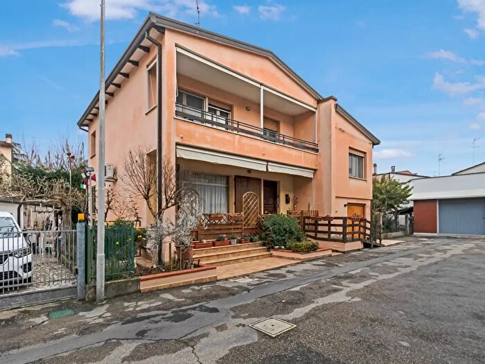 Casa con 6 locali in vendita in Conselice