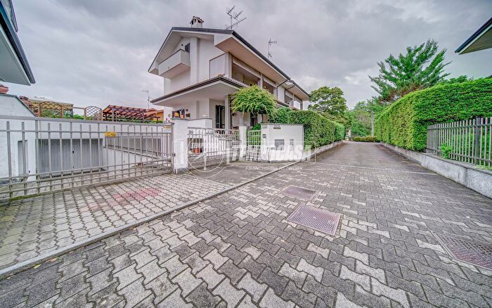 Casa quadrilocale in vendita in Via delle Rosette, Borgomanero