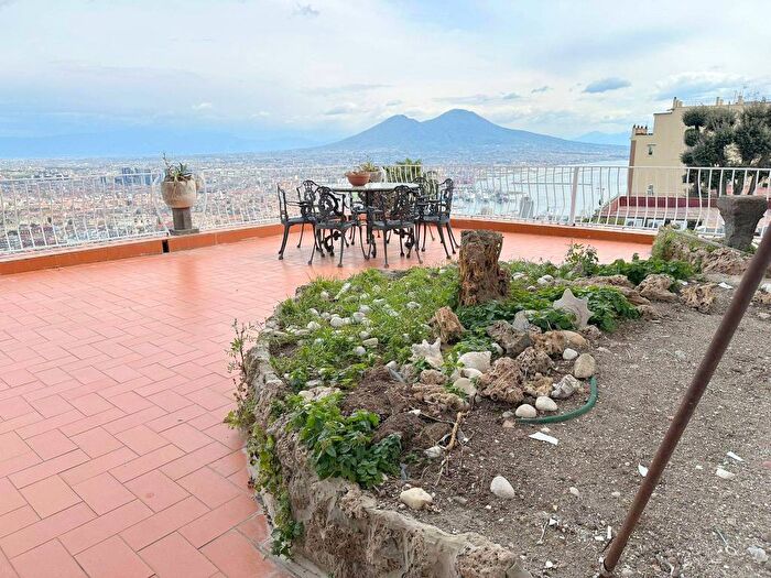 Appartamento con 5 locali in affitto in Via Tito Angelini, Vomero, Napoli