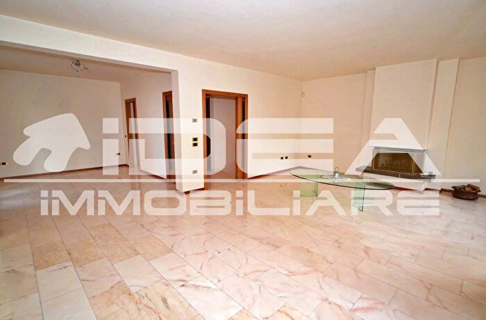 Casa con 8 locali in vendita in Via Bartolomeo Bonasia Modena, Modena