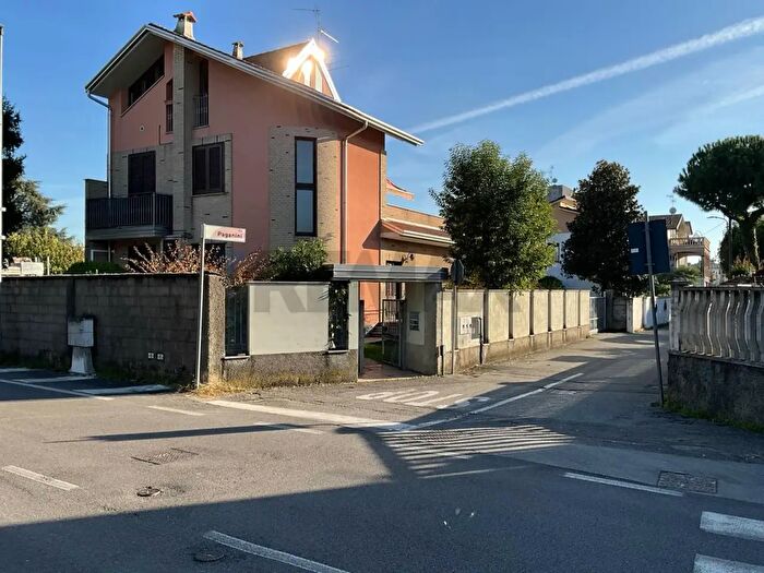 Casa con 5 locali in vendita in Cesate
