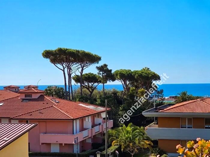 Appartamento con 6 locali in vendita in Massa