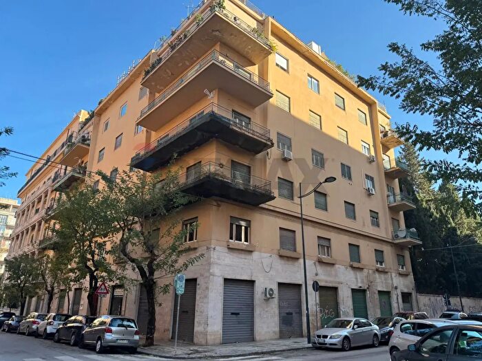 Appartamento con 6 locali in vendita in Via Giusti, Palermo