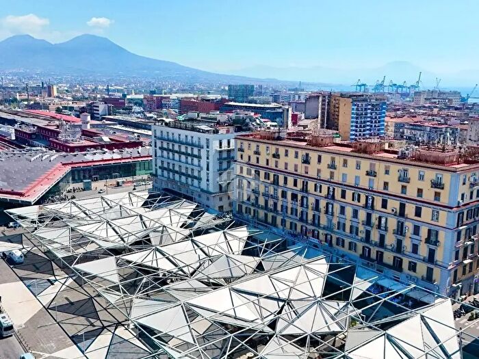 Appartamento trilocale in vendita in PZa Giuseppe Garibaldi, Napoli