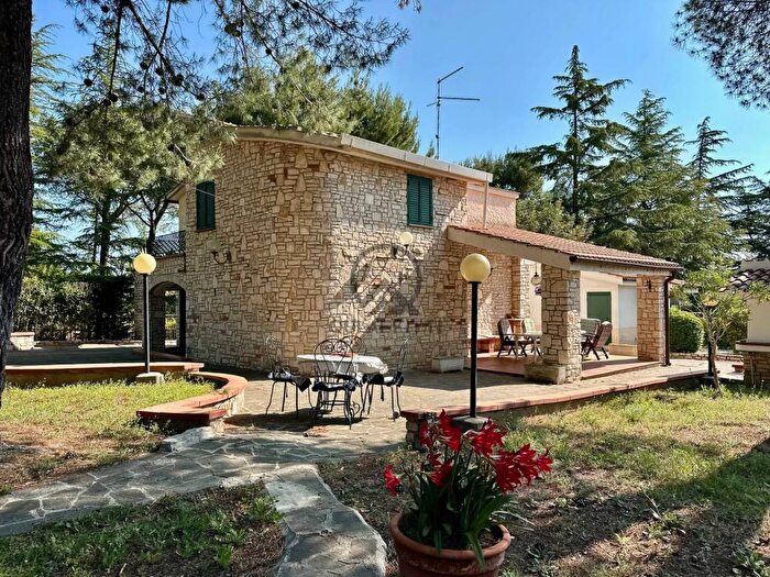 Casa con 5 locali in affitto in Viale Posta Milella, Montegrosso Boschetto, Andria