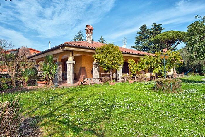 Casa con 10 locali in vendita in Via XXIV Maggio, Grottaferrata