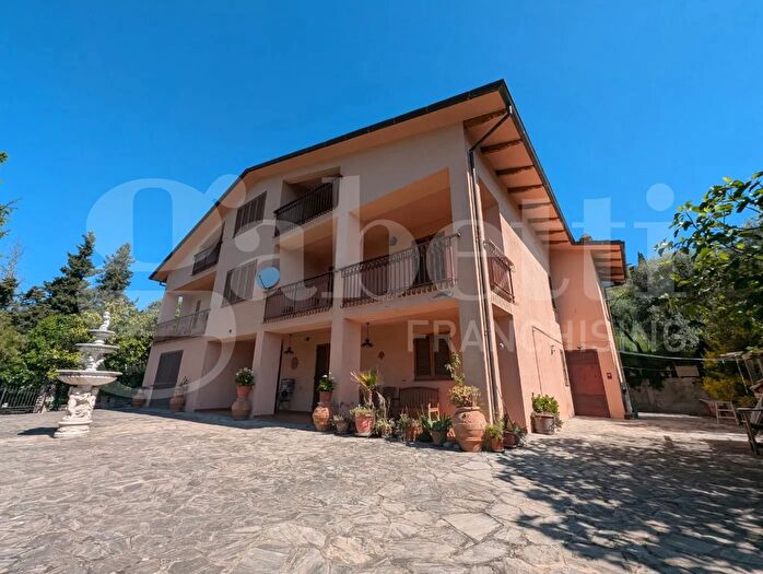 Casa con 8 locali in vendita in Via della Treggia, Perugia