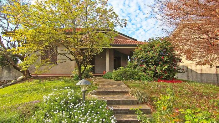 Casa con 6 locali in vendita in Via Enrico Fermi Cogliate, Cogliate