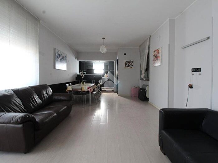 Appartamento con 6 locali in affitto in Via Giuseppe Garibaldi, Centro, Villa San Giovanni