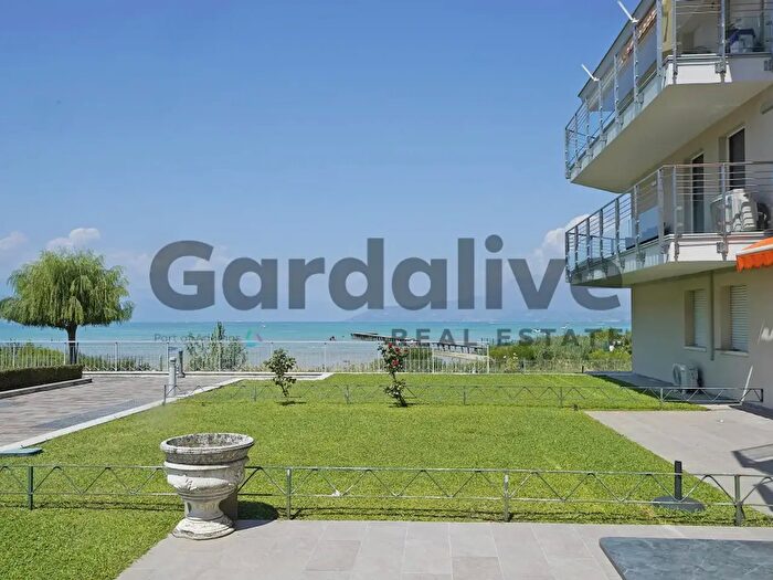 Appartamento trilocale in vendita in Via Verona, Sirmione