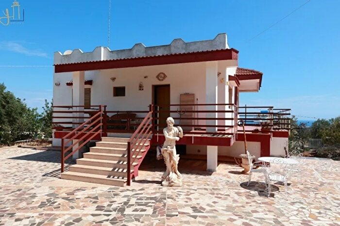 Casa con 8 locali in vendita in Polignano A Mare