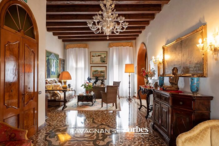 Appartamento con 10 locali in vendita in Venezia